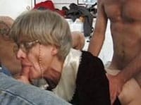 Graue Granny genießt harten Gangbang