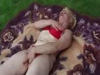 Schrullige Granny bei molliger Outdoor Masturbation