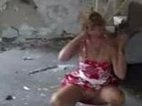 Schöne MILF wird Outdoor angepinkelt