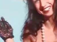 Geile Hausfrau masturbiert und pisst im Fetisch Porno