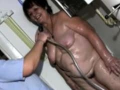 Lesbische Pflegerin wäscht Omas haarige Fotze